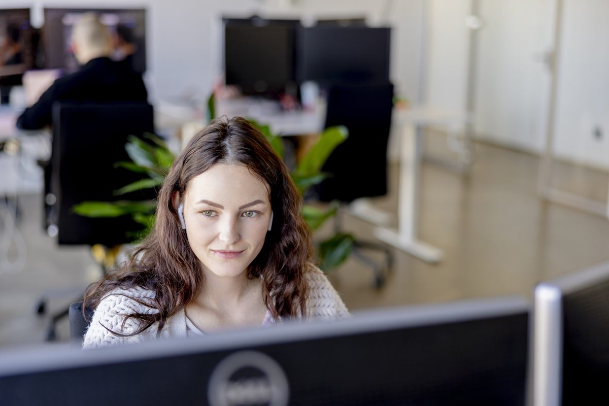 eine taod Mitarbeiterin mit Wireless Kopfhörern am PC | Foto: Hanna Witte