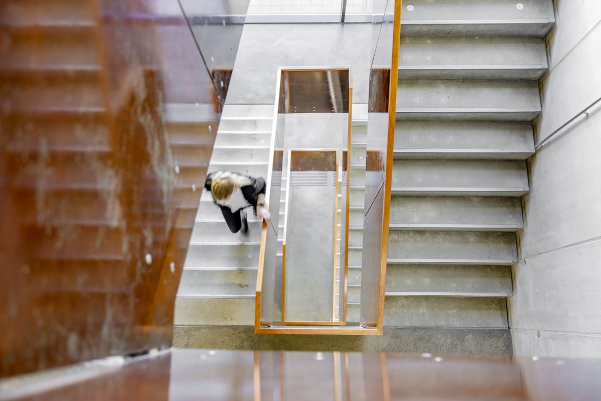 eine taod Mitarbeiterin geht durchs Treppenhaus | Foto: Hanna Witte