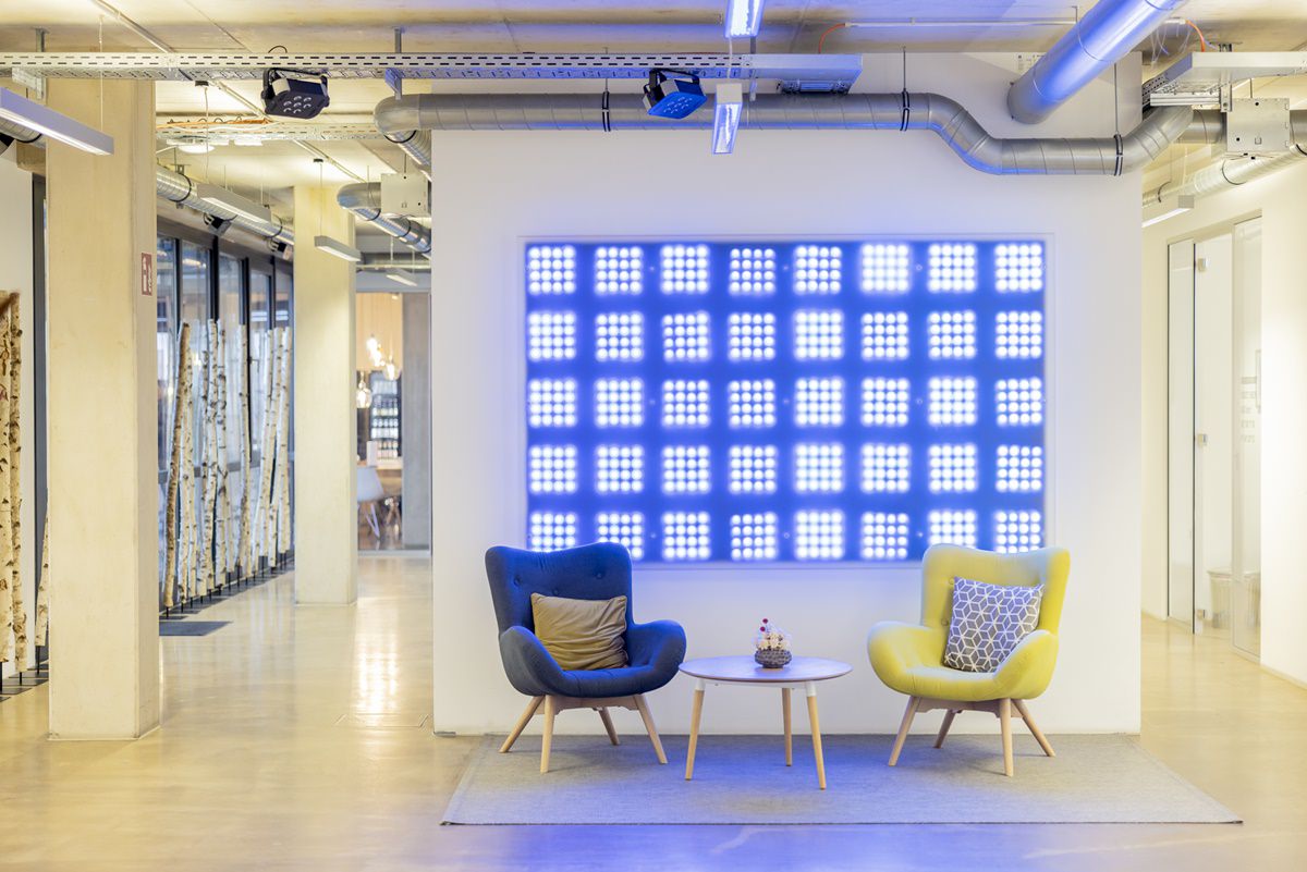 moderner Empfangsbereich mit ausgefallener Lichtinstallation in der Firma taod | Foto: Hanna Witte