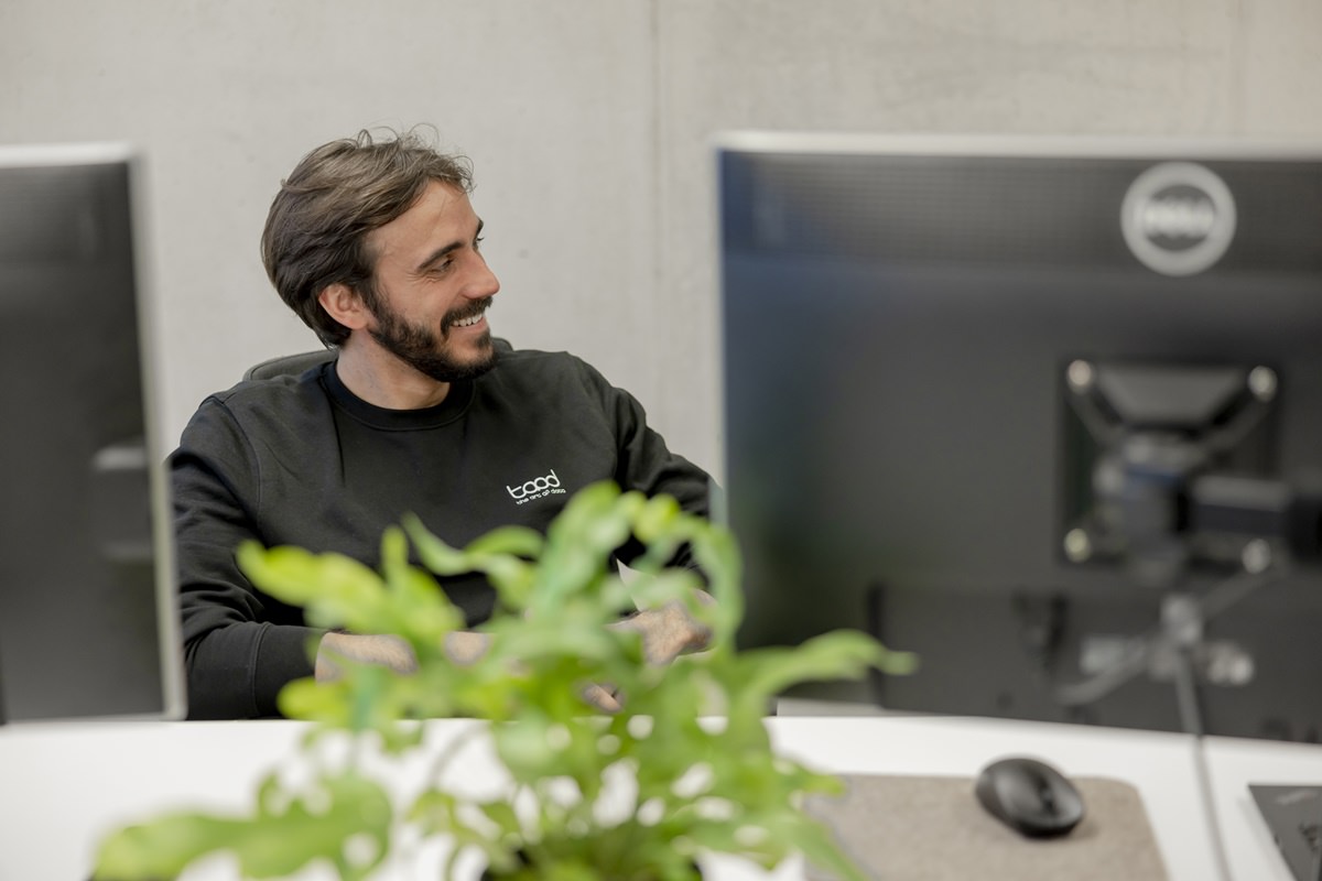 ein taod Mitarbeiter beim Gespräch im Büro | Foto: Hanna Witte