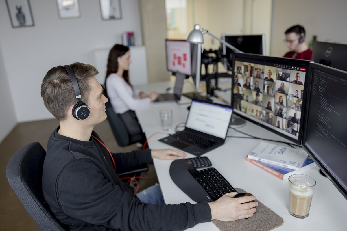 ein taod Mitarbeiter nimmt an einer Videokonferenz per Computer teil | Foto: Hanna Witte