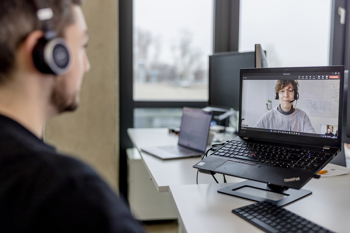 taod Mitarbeiter bei einer Videokonferenz am Computer | Foto: Hanna Witte