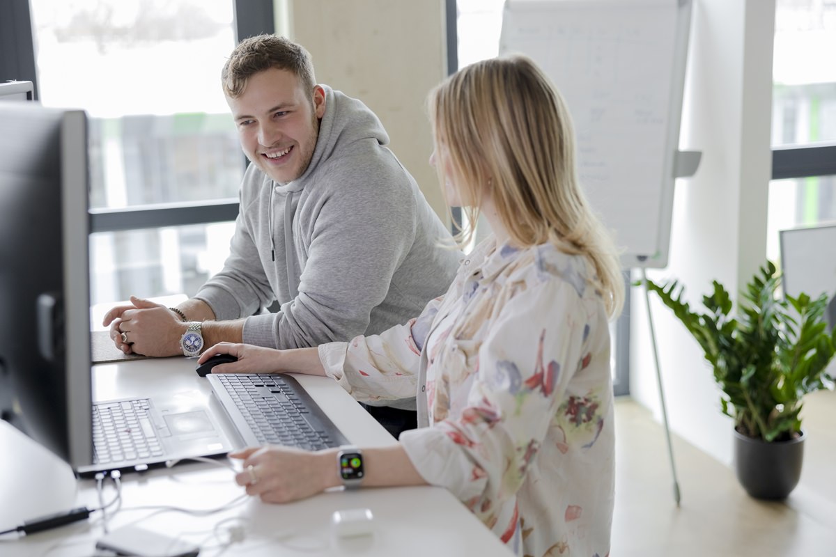 zwei taod Mitarbeiter besprechen eine Datenanalyse am Computer | Foto: Hanna Witte