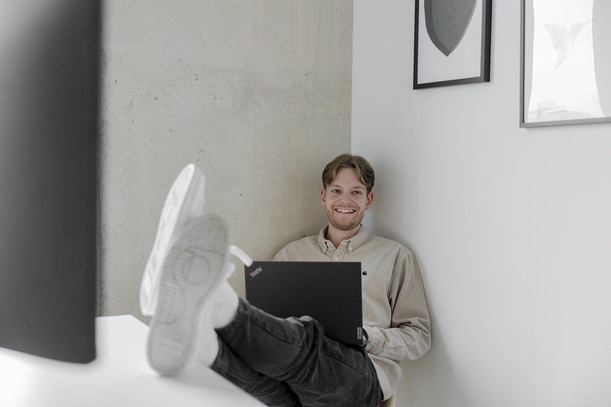 ein zufriedener taod Mitarbeiter arbeitet mit dem Laptop auf seinem Schoß | Foto: Hanna Witte