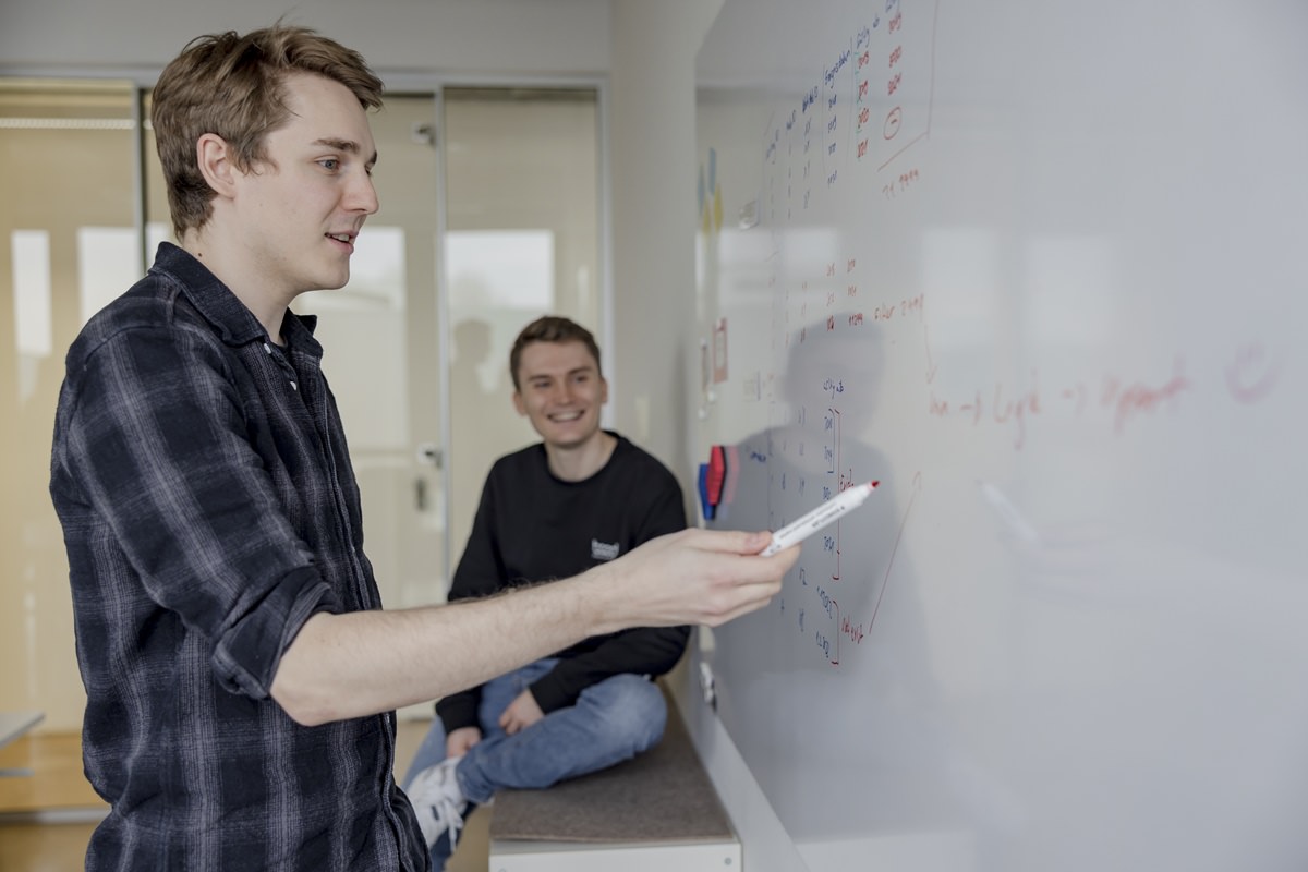 zwei taod Mitarbeiter analysieren Daten an einem Whiteboard | Foto: Hanna Witte
