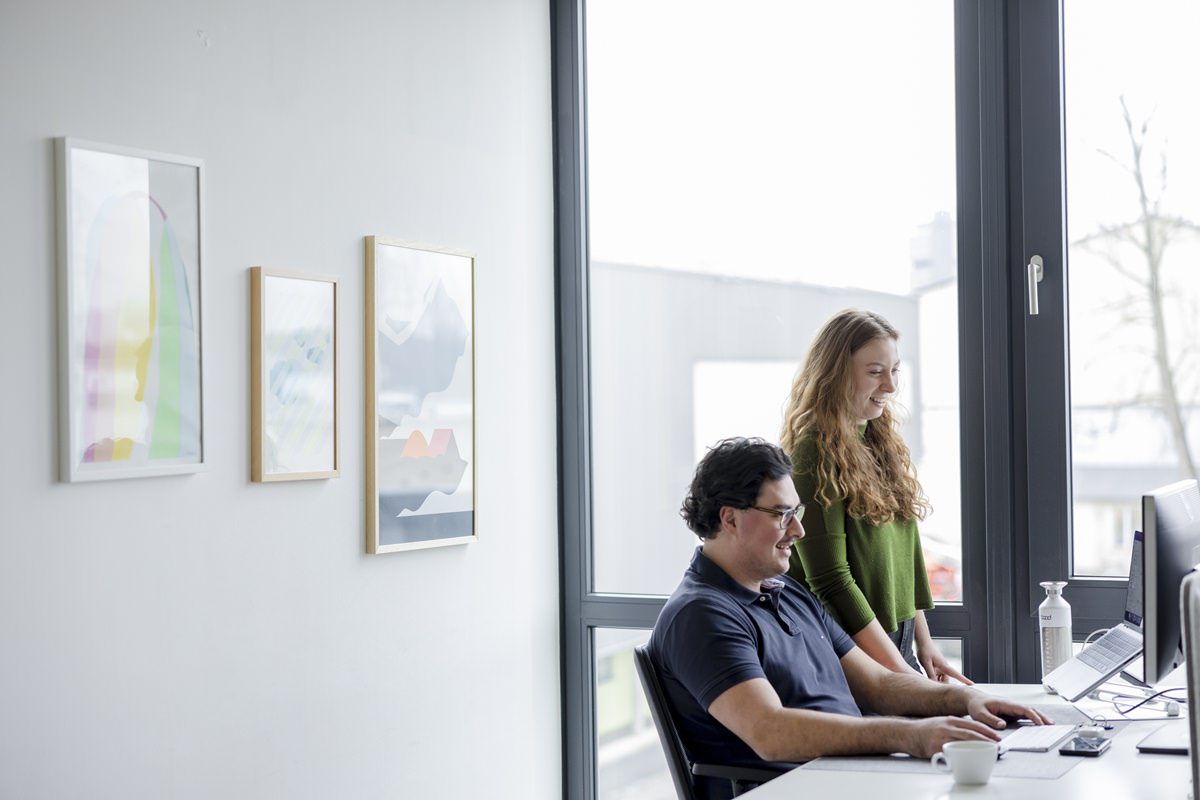 zwei taod Mitarbeiter schauen auf eine Datenanalyse am Computer | Foto: Hanna Witte