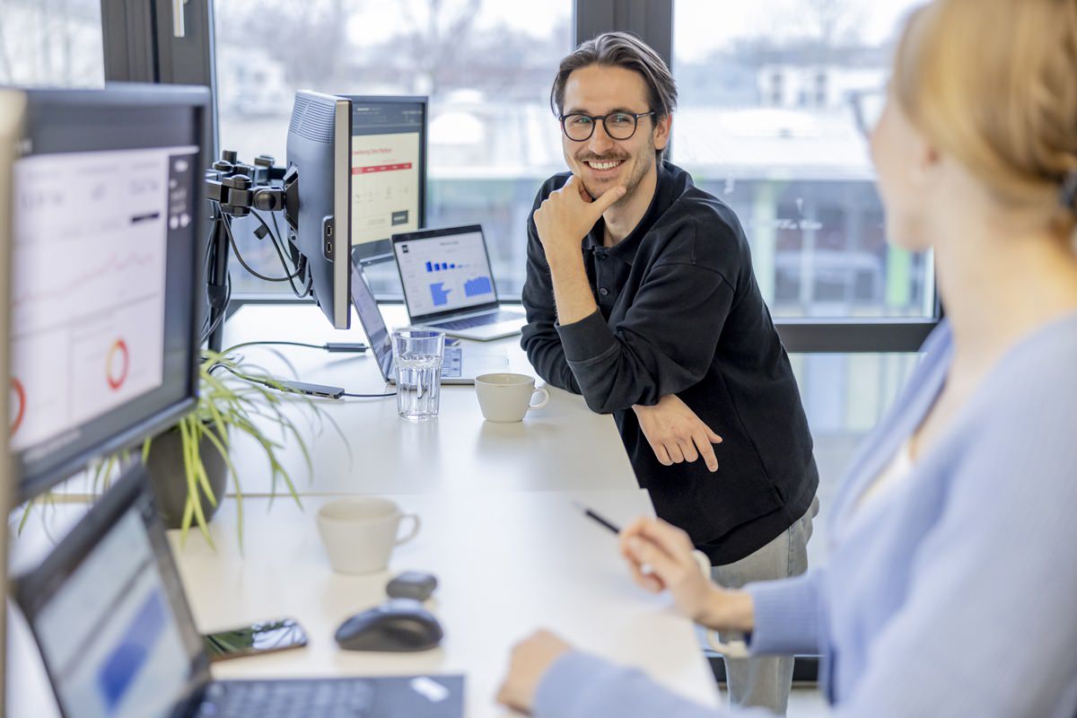 zwei taod Mitarbeiter arbeiten nebeneinander an einem Stehschreibtisch | Foto: Hanna Witte