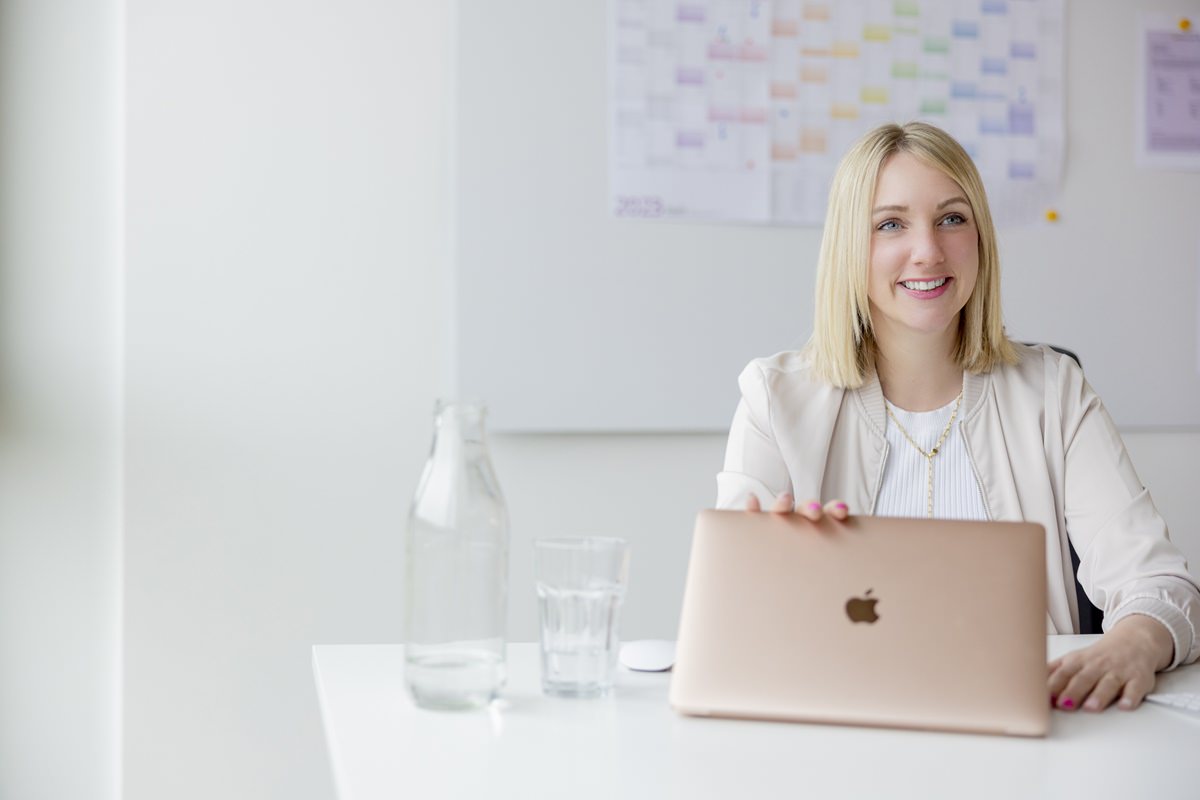 eine taod Mitarbeiterin arbeitet an ihrem Laptop | Foto: Hanna Witte