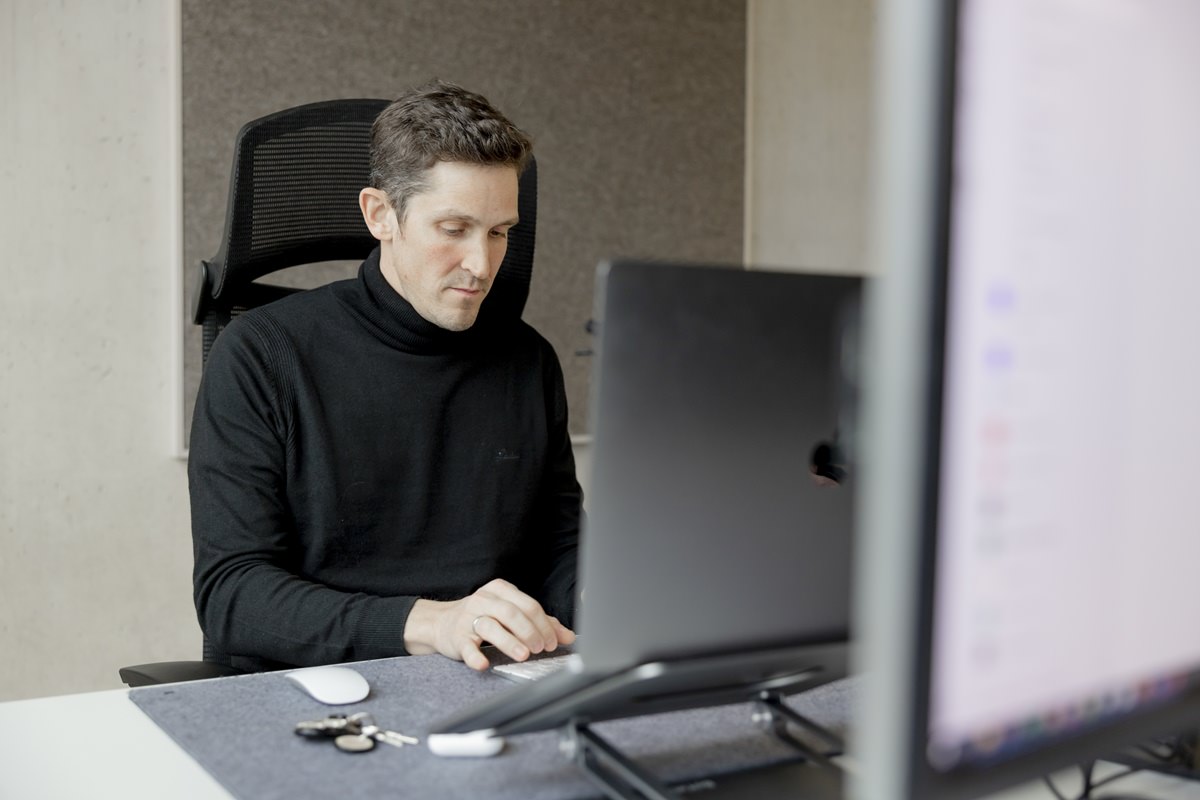 ein taod Mitarbeiter beim Data Management an seinem Computer | Foto: Hanna Witte