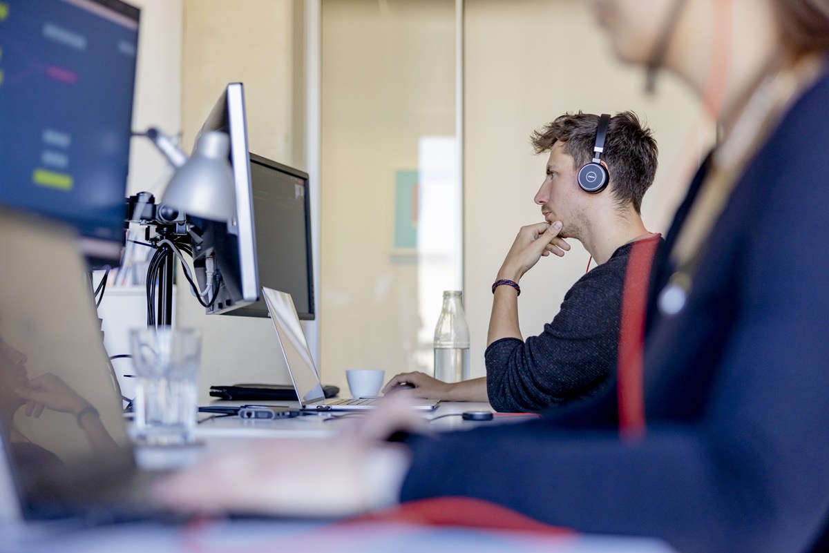 zwei taod Mitarbeiter arbeiten mit Kopfhörern am Computer | Foto: Hanna Witte