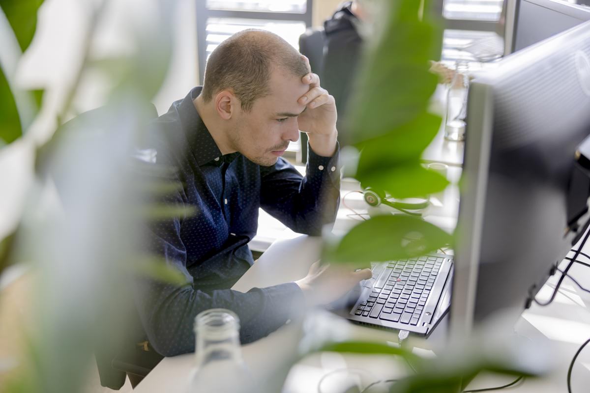 ein taod Mitarbeiter bei der Arbeit an seinem Computer | Foto: Hanna Witte