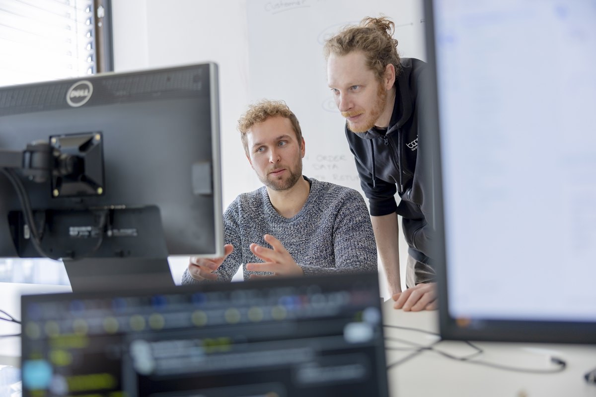 taod Mitarbeiter besprechen einen Arbeitsschritt am Computer | Foto: Hanna Witte