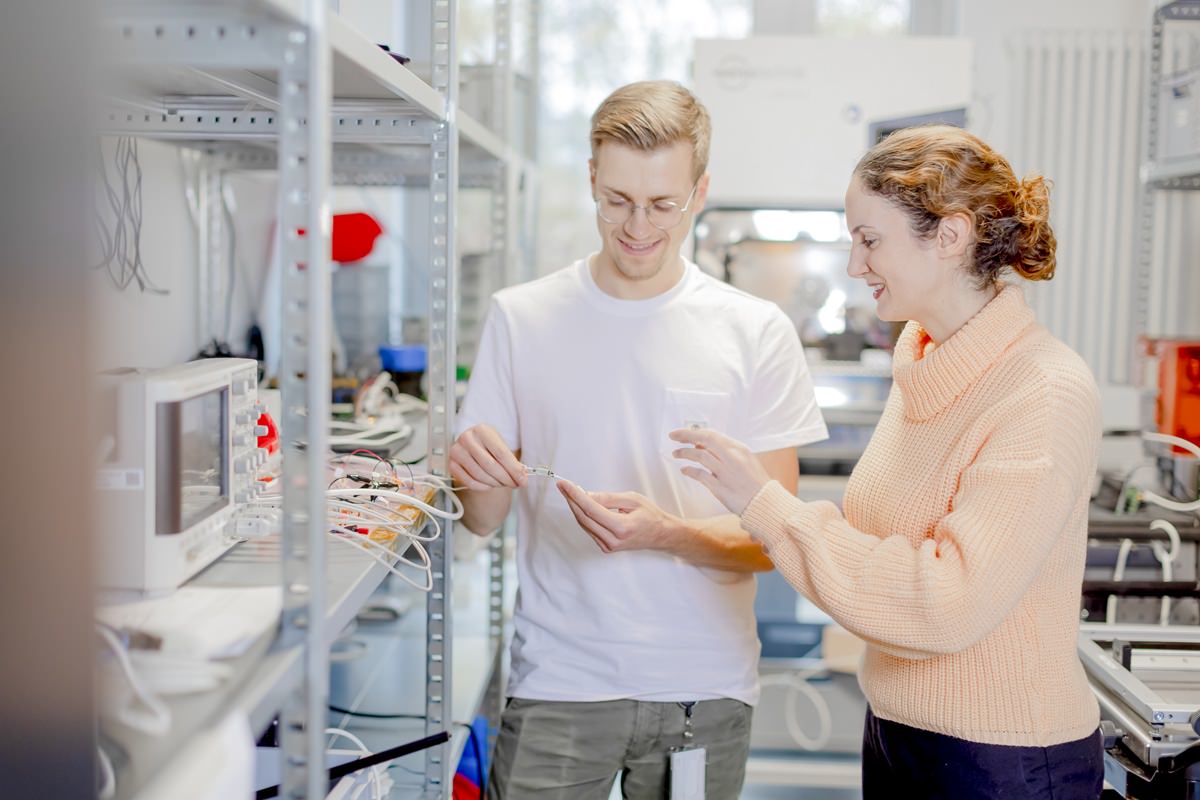 zwei grandcentrix Mitarbeiter besprechen einen Arbeitsablauf | Foto: Hanna Witte