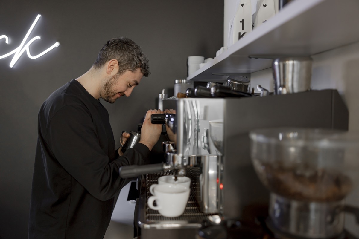 ein taod Mitarbeiter bei der Kaffee Zubereitung in der firmeneigenen Kaffee-Bar | Foto: Hanna Witte