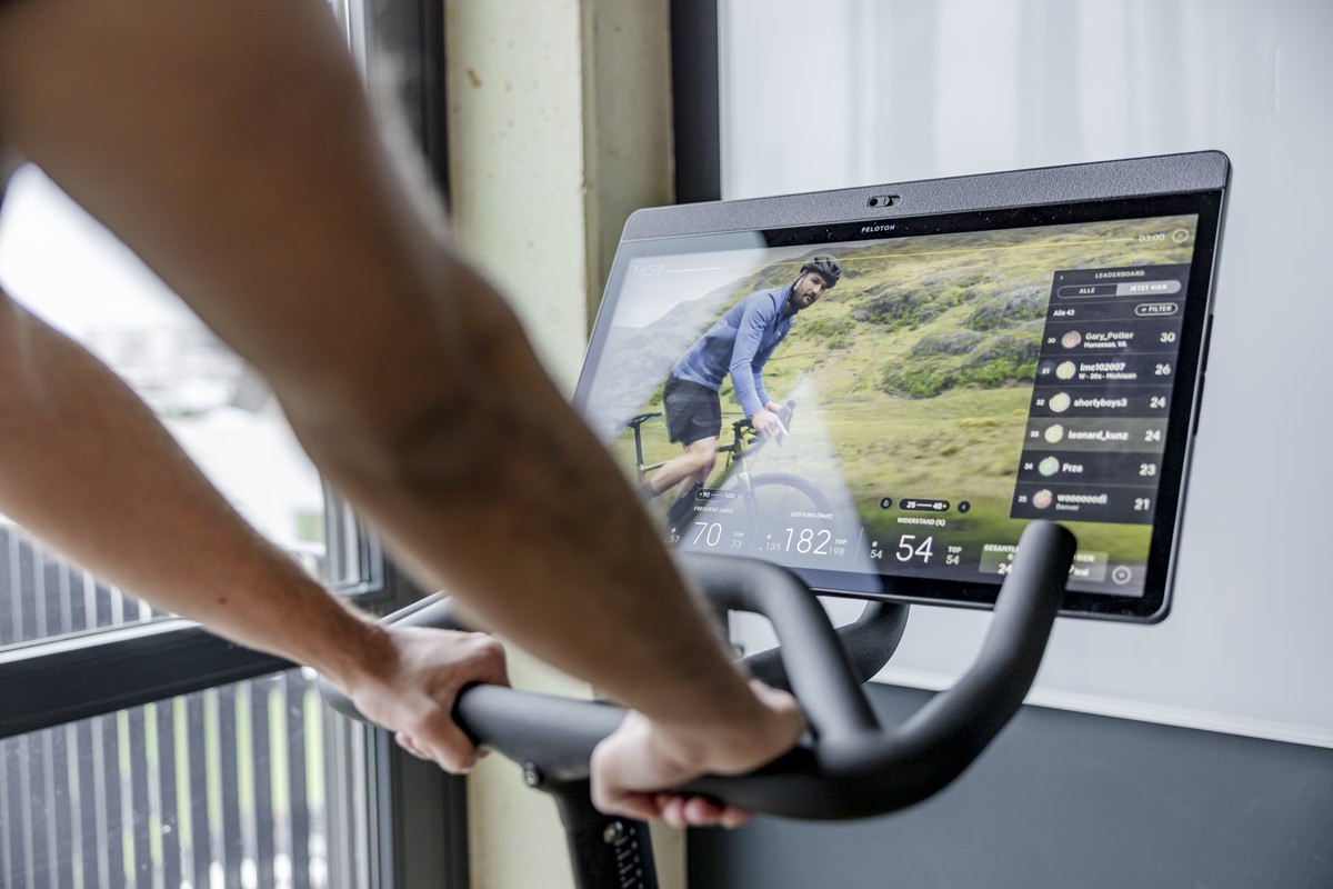 ein taod Mitarbeiter beim Peloton fahren im firmeneigenen Gym | Foto: Hanna Witte