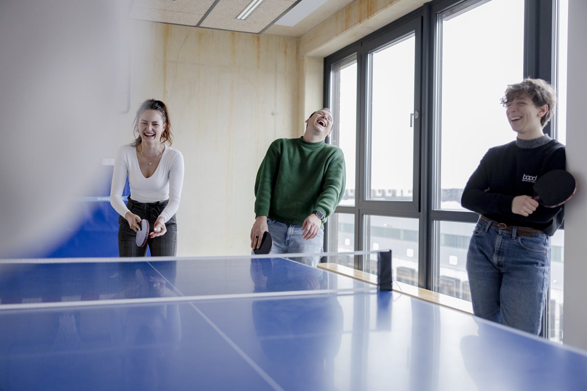 taod Mitarbeiter beim gemeinsamen Tischtennis spielen im Firmen-Sportraum | Foto: Hanna Witte