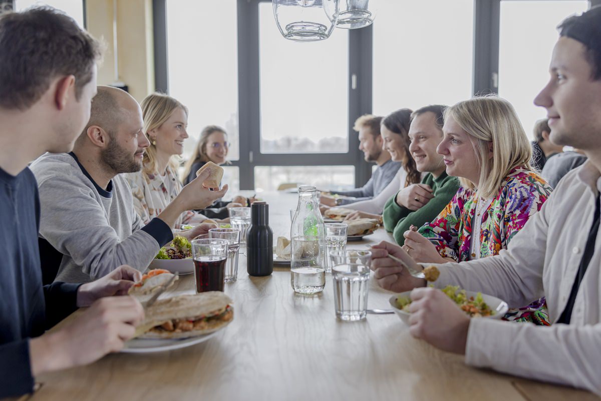 taod Mitarbeiter essen gemeinsam im Firmen Bistro | Foto: Hanna Witte