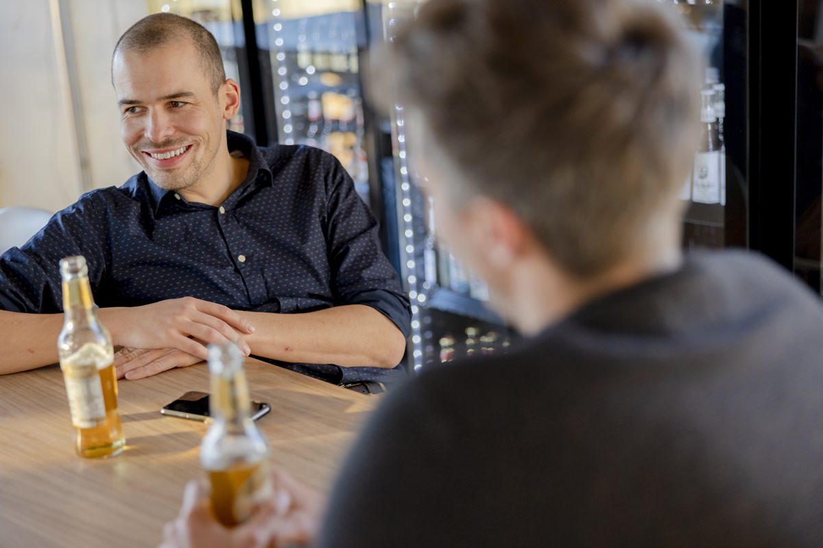 taod Mitarbeiter beim Feierabend-Bier im Firmen Bistro | Foto: Hanna Witte