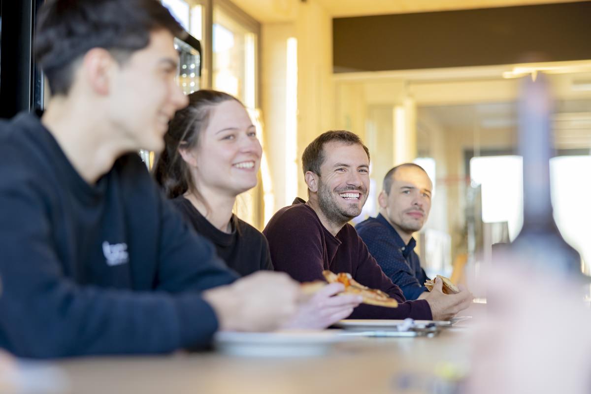 taod Mitarbeiter beim gemeinsamen Pizza essen im Firmen Bistro | Foto: Hanna Witte