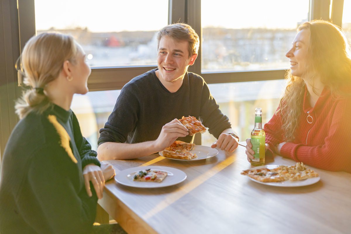 taod Mitarbeiter essen im Firmen Bistro zusammen Pizza | Foto: Hanna Witte