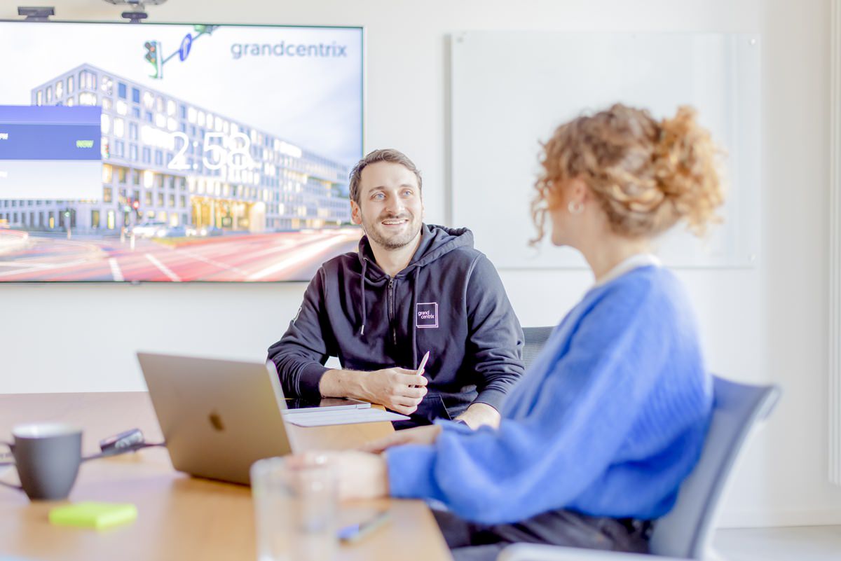 zwei Mitarbeiter von grandcentrix bei der Teamarbeit | Foto: Hanna Witte