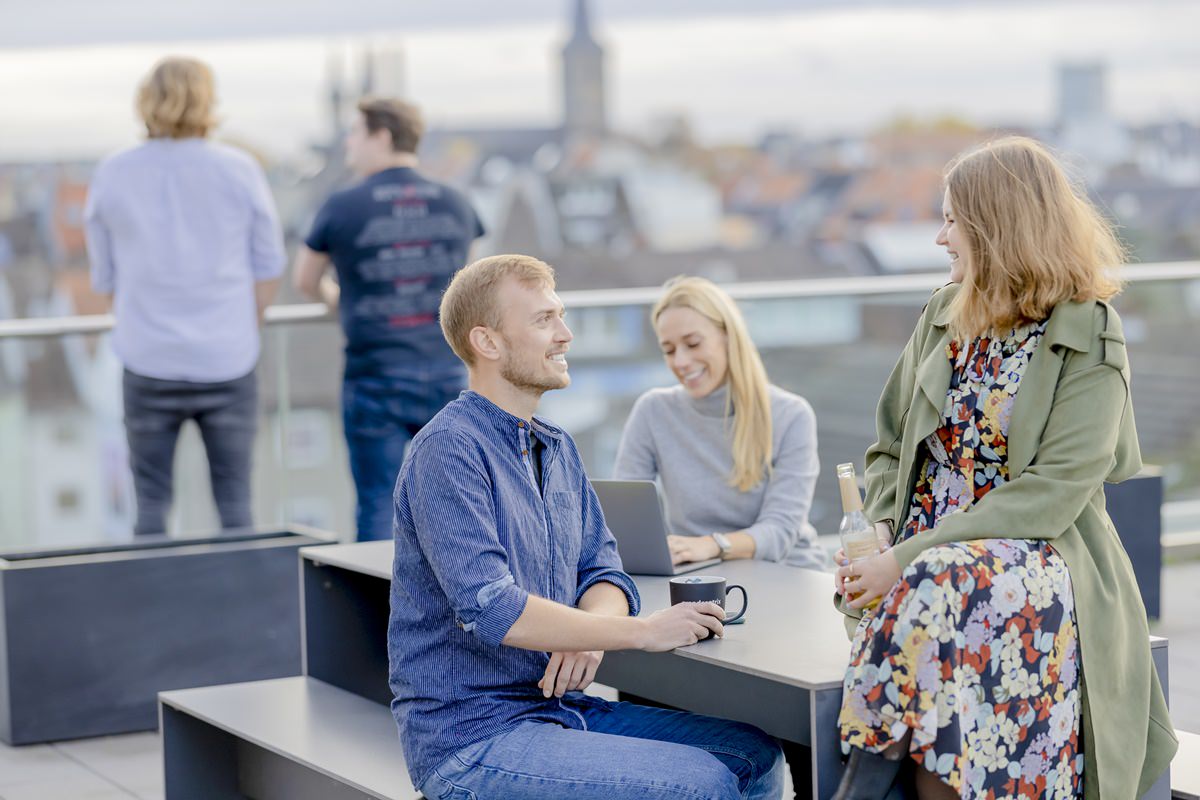 Mitarbeiter der Firma grandcentrix bei einer Pause auf der Dachterrasse | Foto: Hanna Witte
