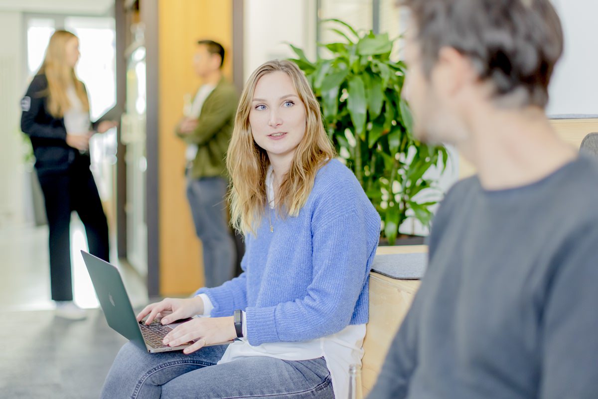 Mitarbeiter von grandcentrix tauscen sich über einen Arbeitsschritt aus | Foto: Hanna Witte