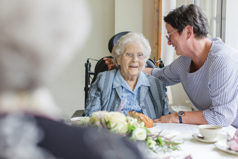 fotografie-pflegeeinrichtung-senioren-02 Bewohnerinnen einer Senioren Pflegeeinrichtung sitzen mit einer Betreuerin bei Kaffee und Kuchen | Foto: Hanna Witte