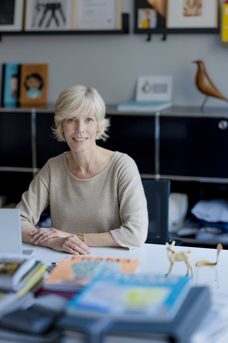 Innenarchitektin Susanne Brandherm sitzt für das Portraitfoto an ihrem Schreibtisch | Foto: Hanna Witte