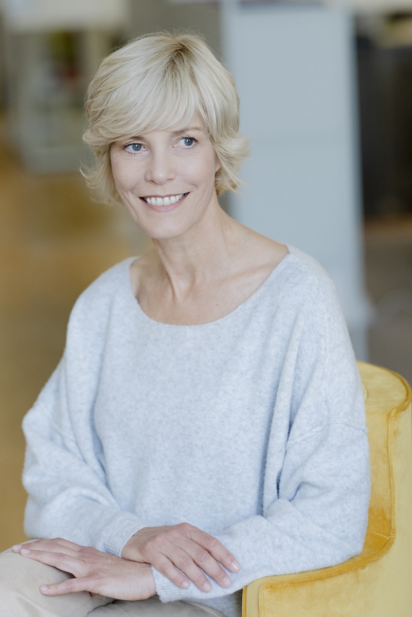 Innenarchitektin Susanne Brandherm sitzt für das Portraitfoto auf einem gelben Stuhl | Foto: Hanna Witte