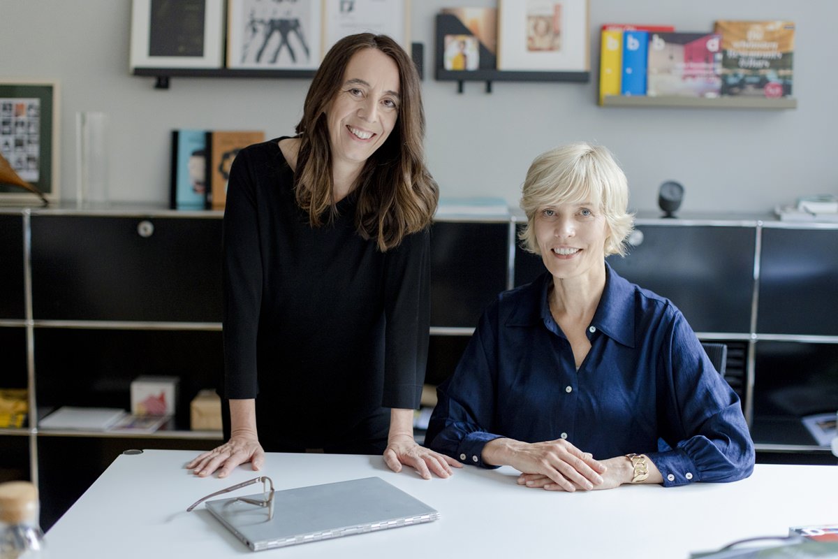 Portraitfoto der Innenarchitektinnen Susanne Brandherm und Sabine Krumrey in ihrem Büro | Foto: Hanna Witte