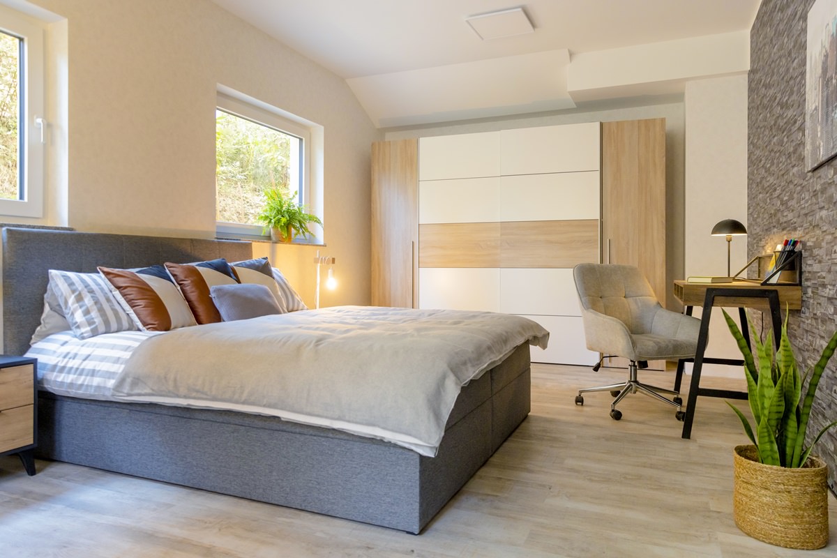 renoviertes Erwachsenen Schlafzimmer mit modernen Möbeln von Wayfair | Foto: Hanna Witte