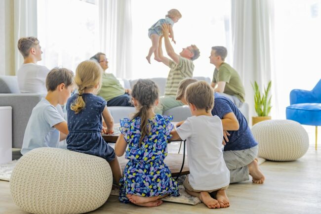 eine elfköpfige Familie in ihrem renovierten Wohnzimmer | Foto: Hanna Witte