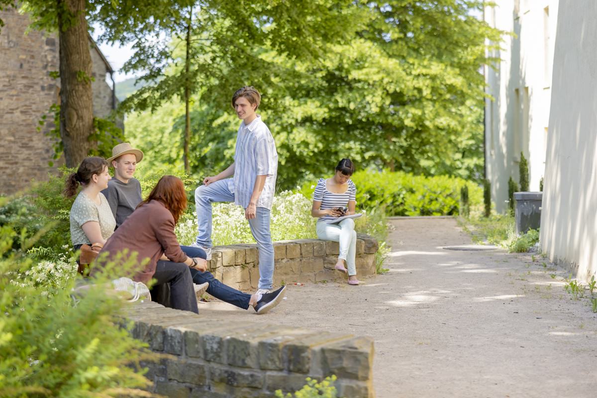 Studenten der Uni Siegen entspannen in einem begrünten Innenhof | Foto: Hanna Witte