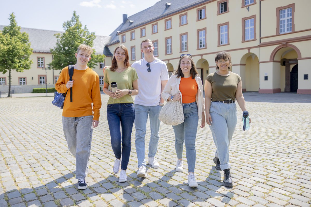 fünf Studenten laufen über den Hof der Uni Siegen | Foto: Hanna Witte