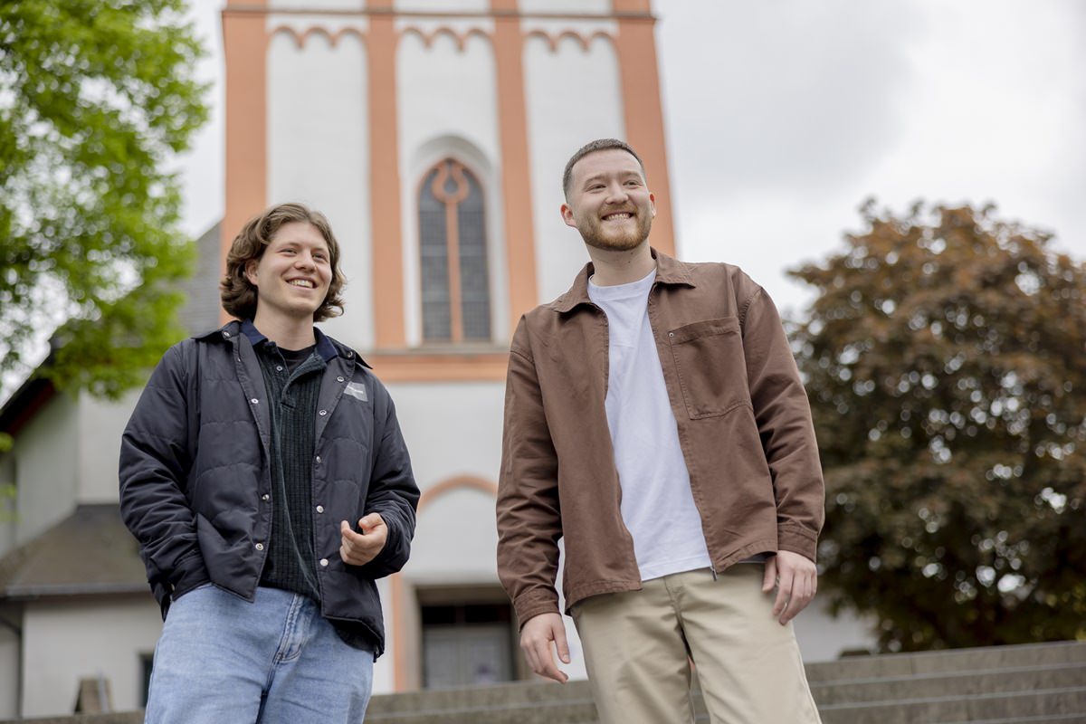 zwei Studenten stehen vor einem Gebäude der Uni Siegen | Foto: Hanna Witte