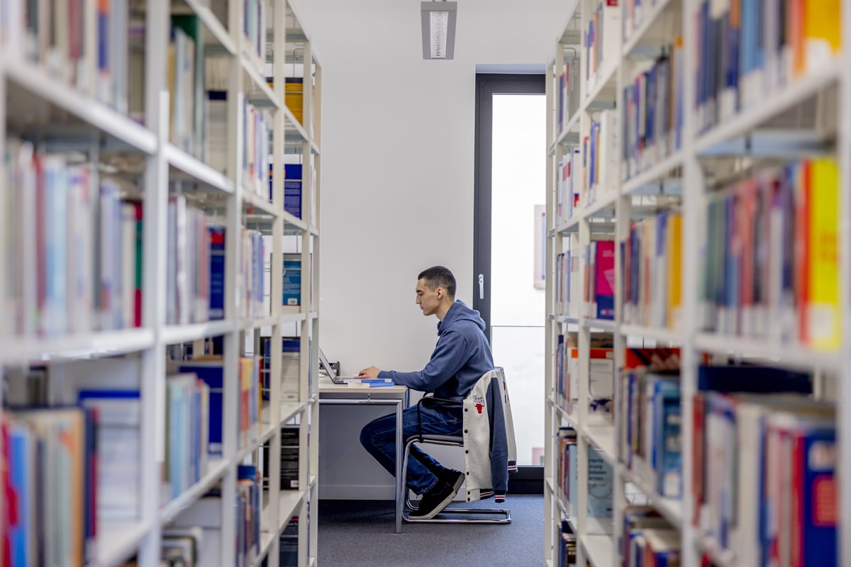ein Student arbeitet in der Uni Bibliothek Siegen an seinem Laptop | Foto: Hanna Witte