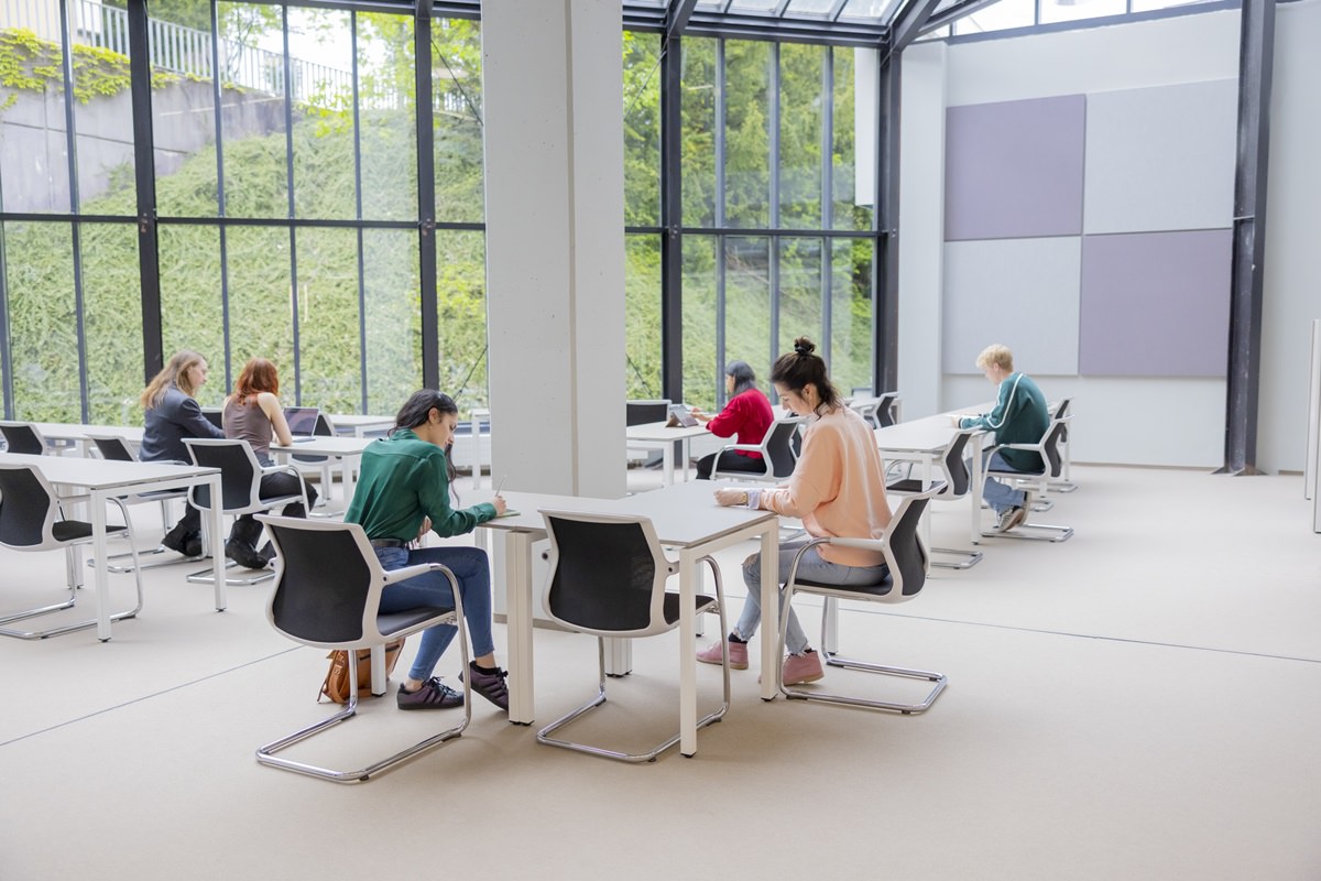 Studenten der Uni Siegen lernen in der lichtfurchfluteten Bibliothek | Foto: Hanna Witte