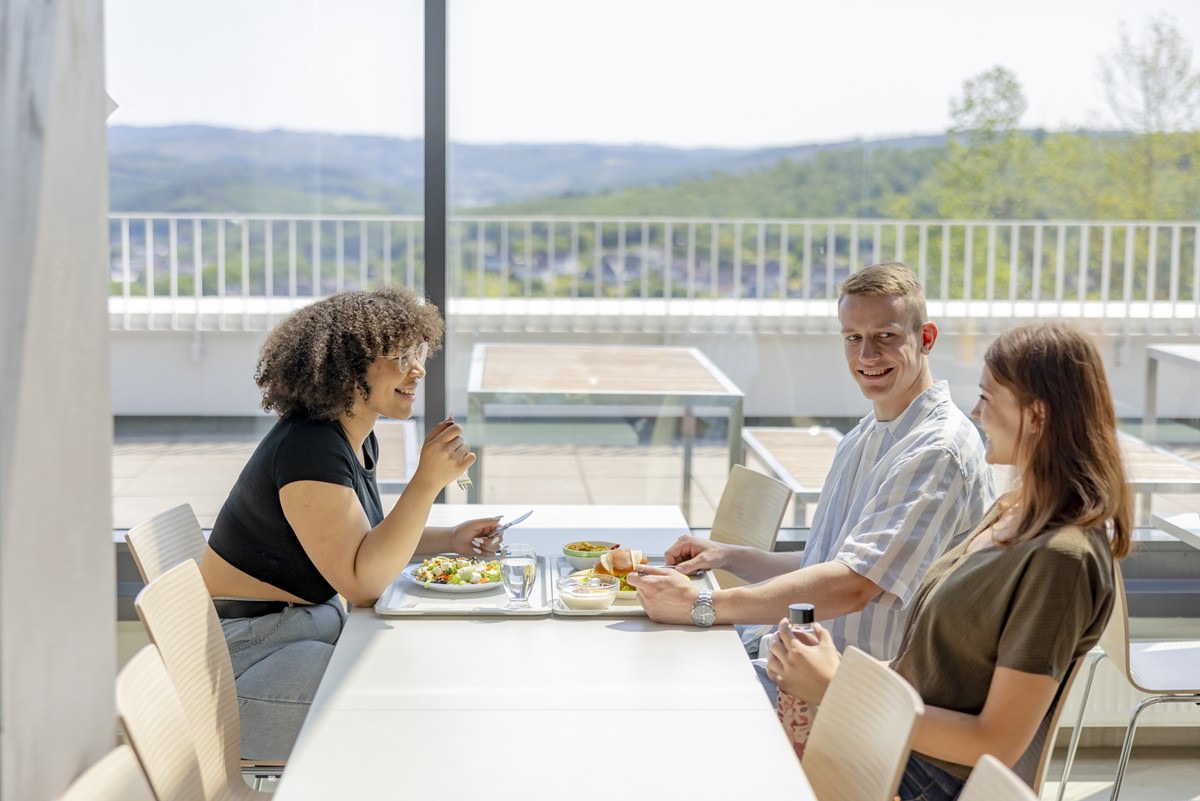 Studenten beim gemeinsamen Essen in der Cafeteria der Uni Siegen | Foto: Hanna Witte
