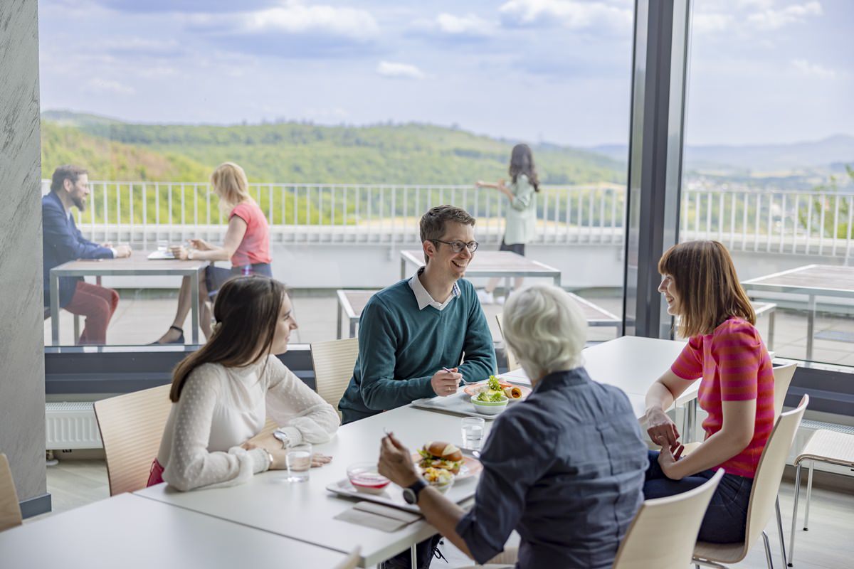 Verwaltungsmitarbeiter der Uni Siegen beim gemeinsamen Essen in der Mensa | Foto: Hanna Witte