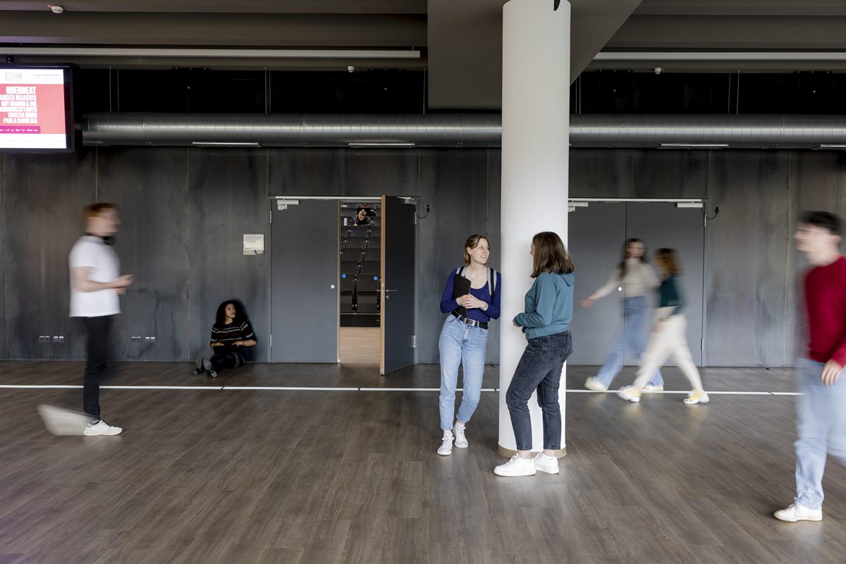 Studenten der Uni Siegen laufen durch die Unihalle | Foto: Hanna Witte