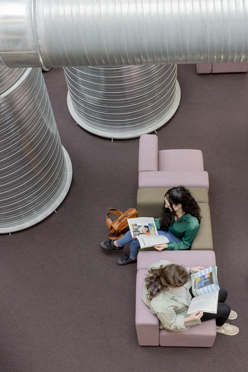 zwei Studentinnen der Uni Siegen lesen auf gemütlichen Sesseln eine Zeitschrift | Foto: Hanna Witte