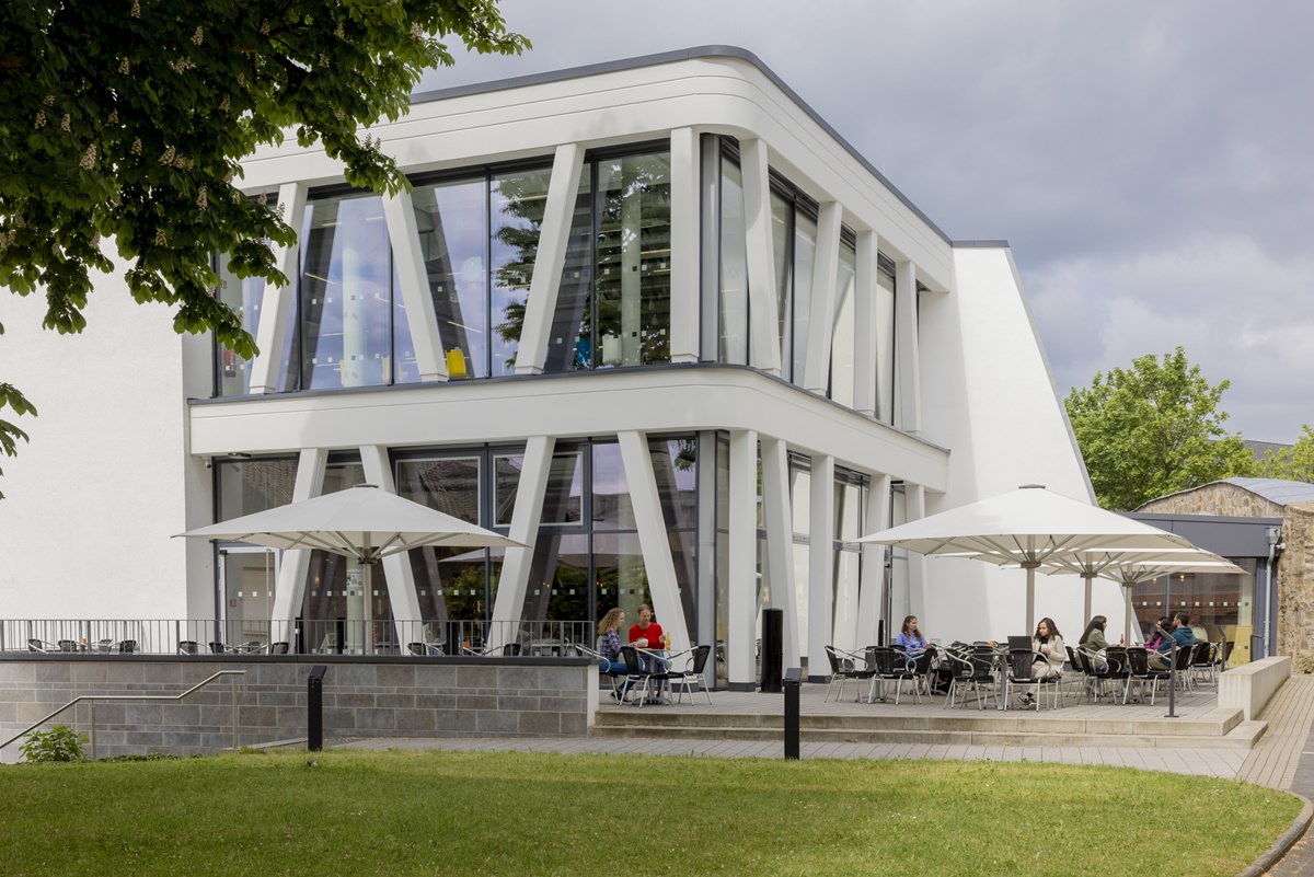 Außenaufnahme eines Gebäudeabschnitts der Uni Siegen | Foto: Hanna Witte