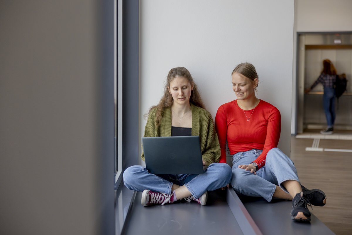 zwei Studentinnen der Uni Siegen arbeiten gemeinsam an einem Laptop | Foto: Hanna Witte