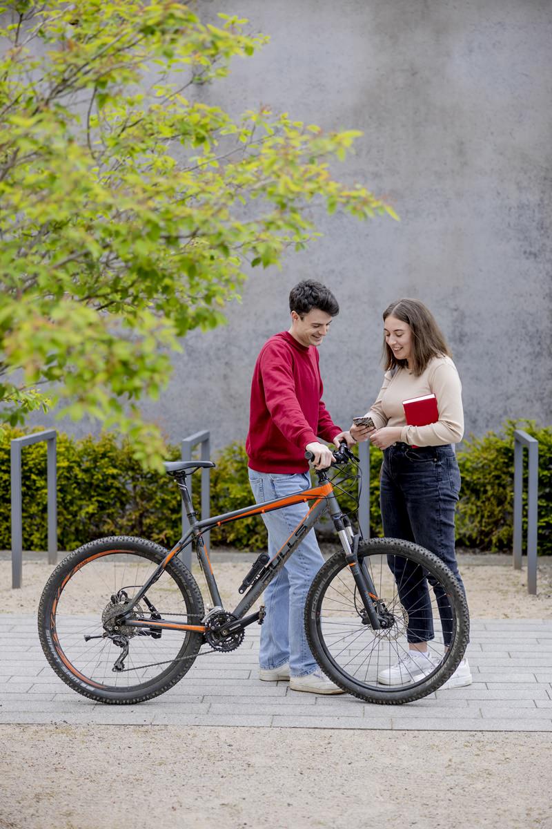 zwei Studenten unterhalten sich auf dem Gelände der Uni Siegen | Foto: Hanna Witte