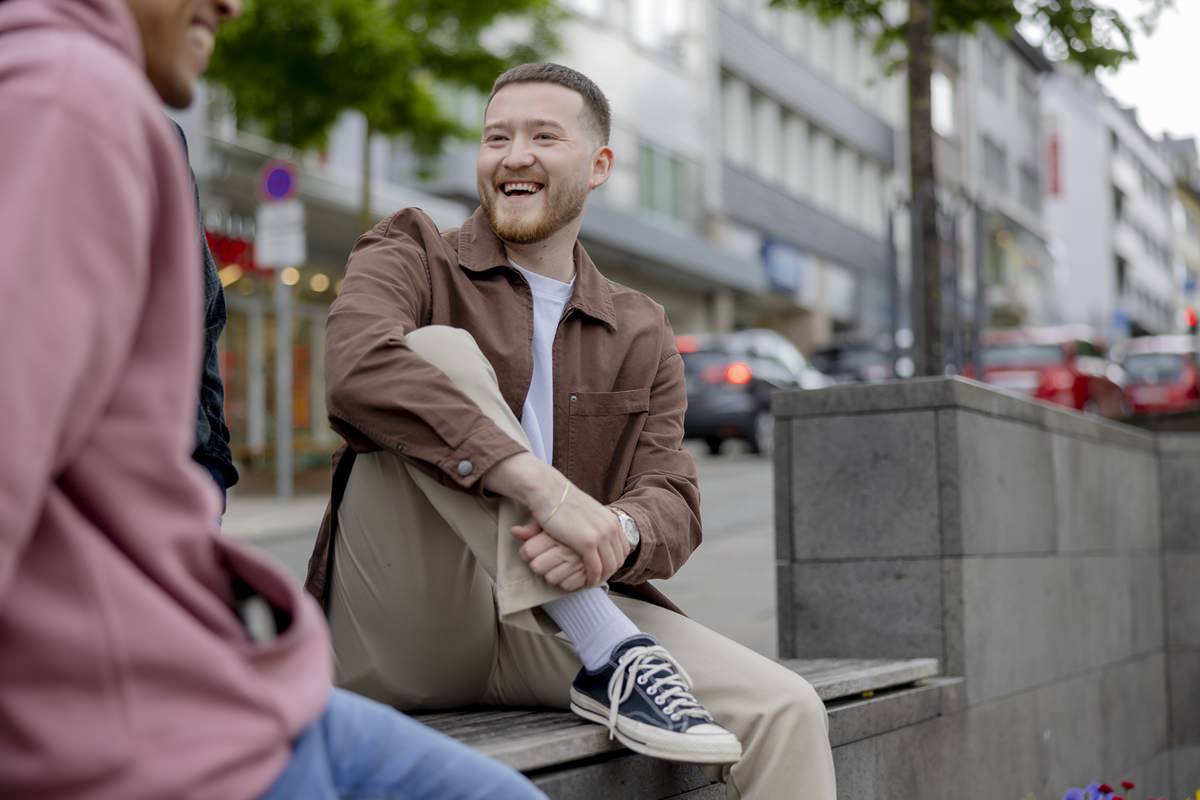 zwei Studenten der Uni Siegen unterhalten sich im Freien während einer Pause | Foto: Hanna Witte