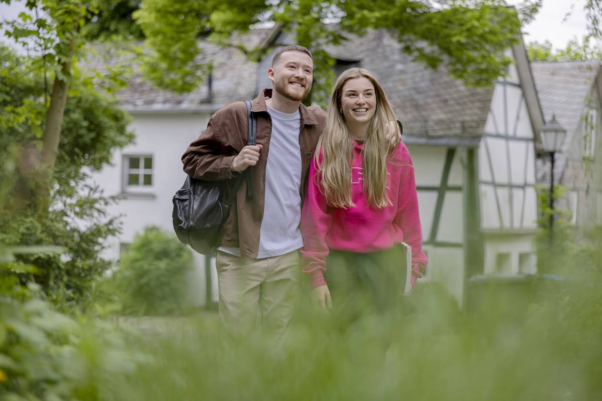 zwei Studenten laufen über das Unigelände in Siegen | Foto: Hanna Witte