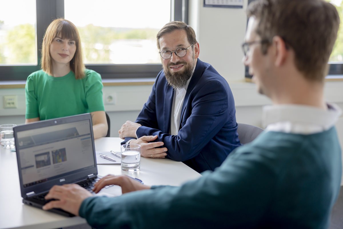 Mitarbeiter der Pressestelle der Uni Siegen bei einer Besprechung | Foto: Hanna Witte