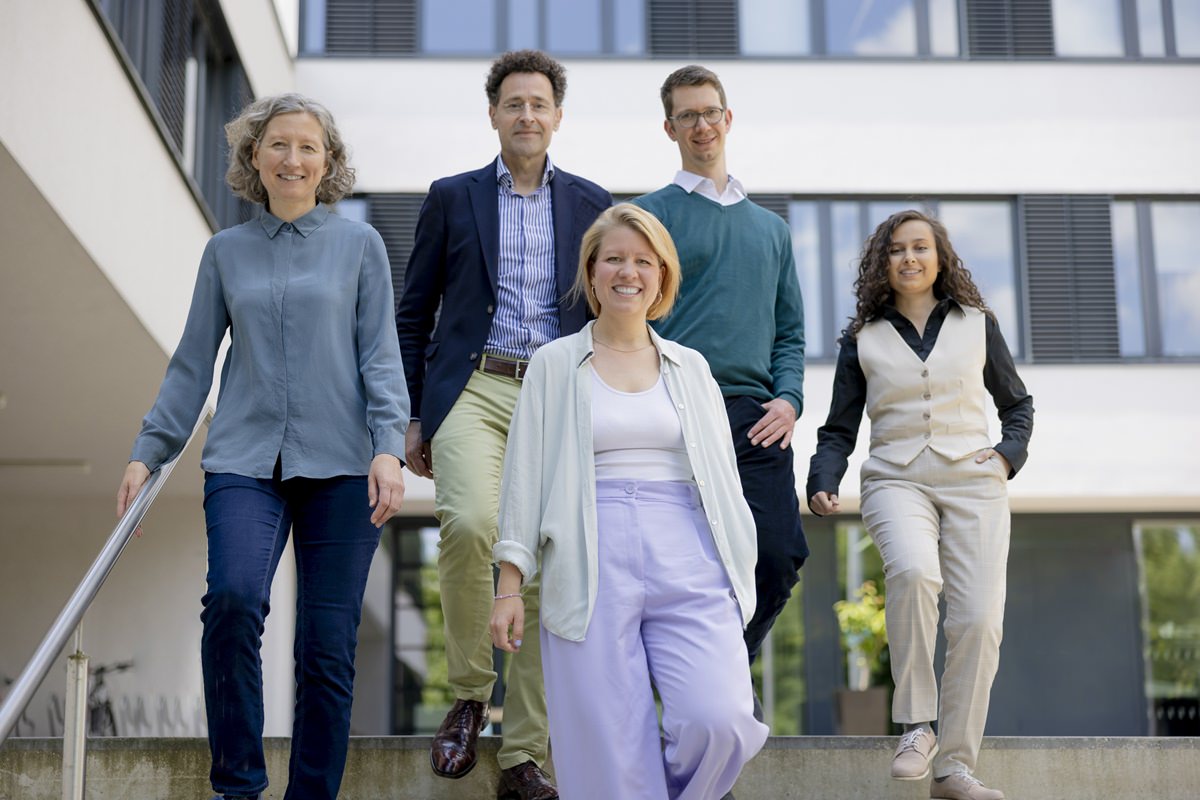 sympathisches Gruppenfoto der Verwaltungsmitarbeiter der Uni Siegen, die gemeinsam eine Treppe heruntergehen | Foto: Hanna Witte