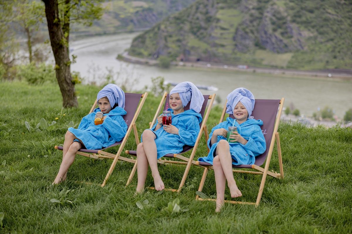 drei Mädchen relaxen in Bademänteln im Outdoor Bereich des Ferienhof Hardthöhe | Foto: Hanna Witte
